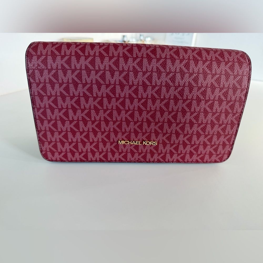 brand new Michael Kor purse. not used.